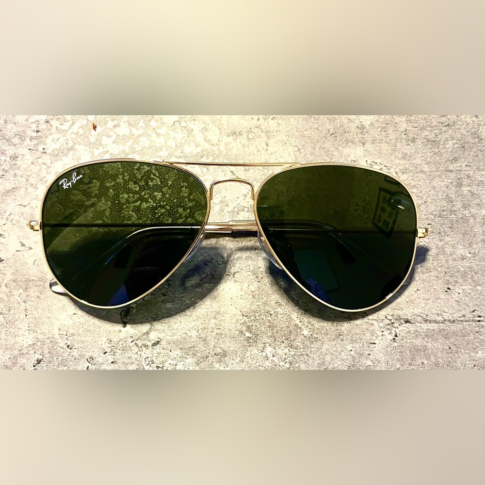 Rayban Aviator sunglasses - New! Gold frame with dark lens. Model RB3025